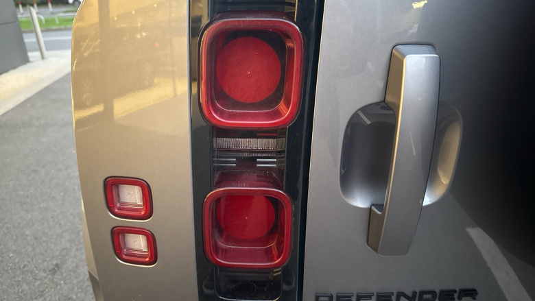 Land Rover Defender 2.0 D240 SE 110 5dr Auto Diesel Estate